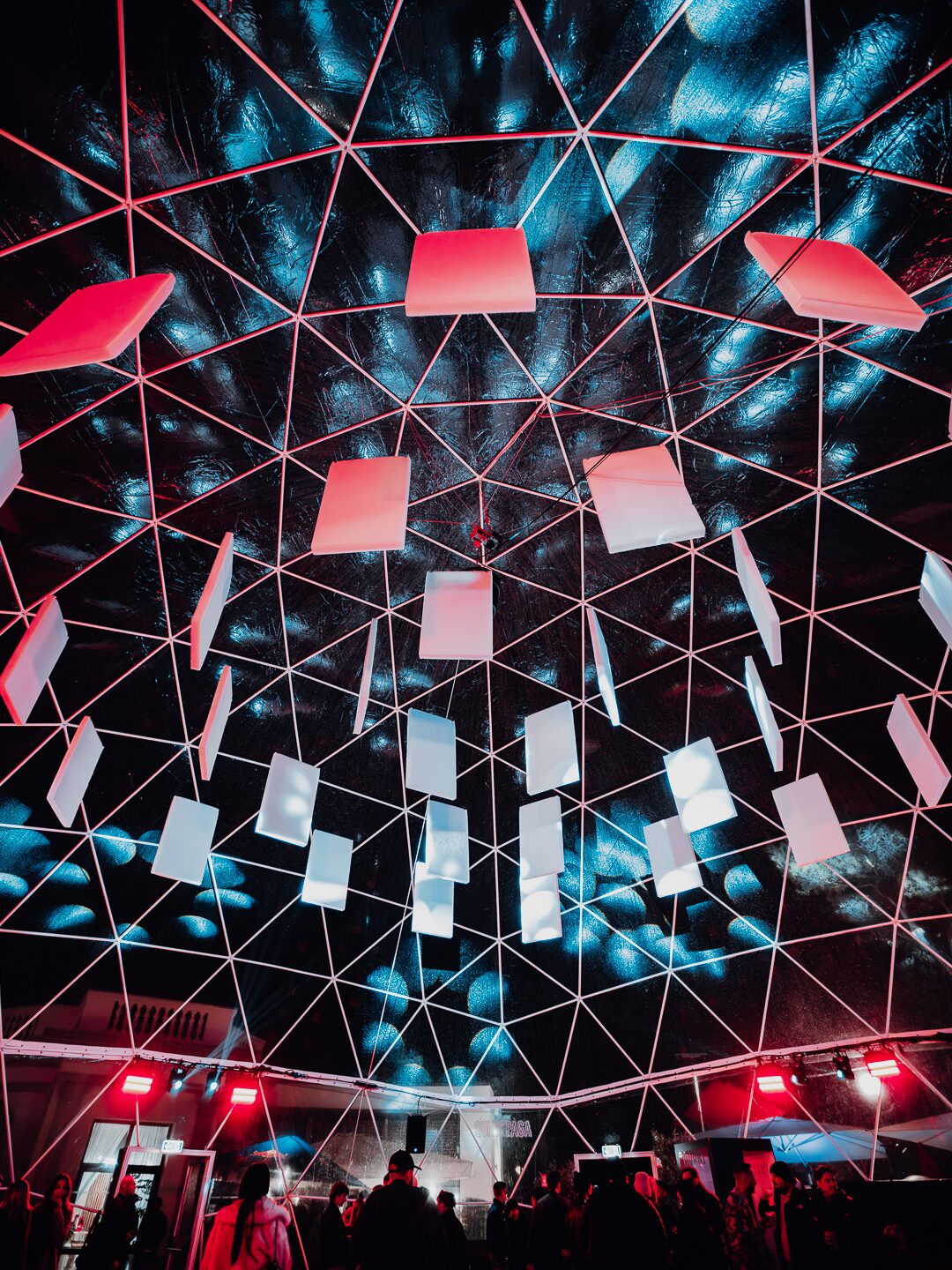 Cena, brindisi e musica quando serve.