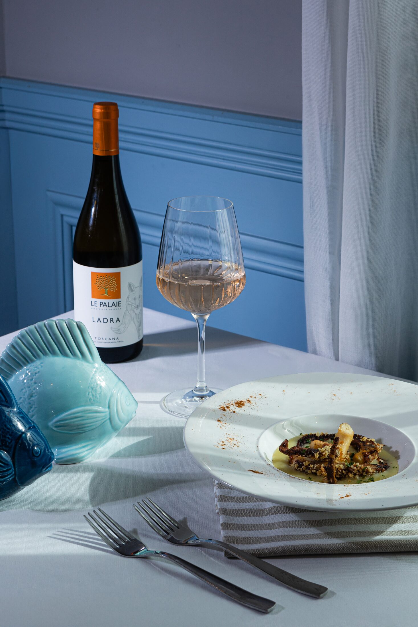 Piatti di mare e vino freddo al tavolo.